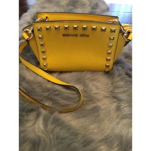 Michael Kors Selma Stud Mini Messenger Studded Gold Sunflower Gold Crossbody Pur